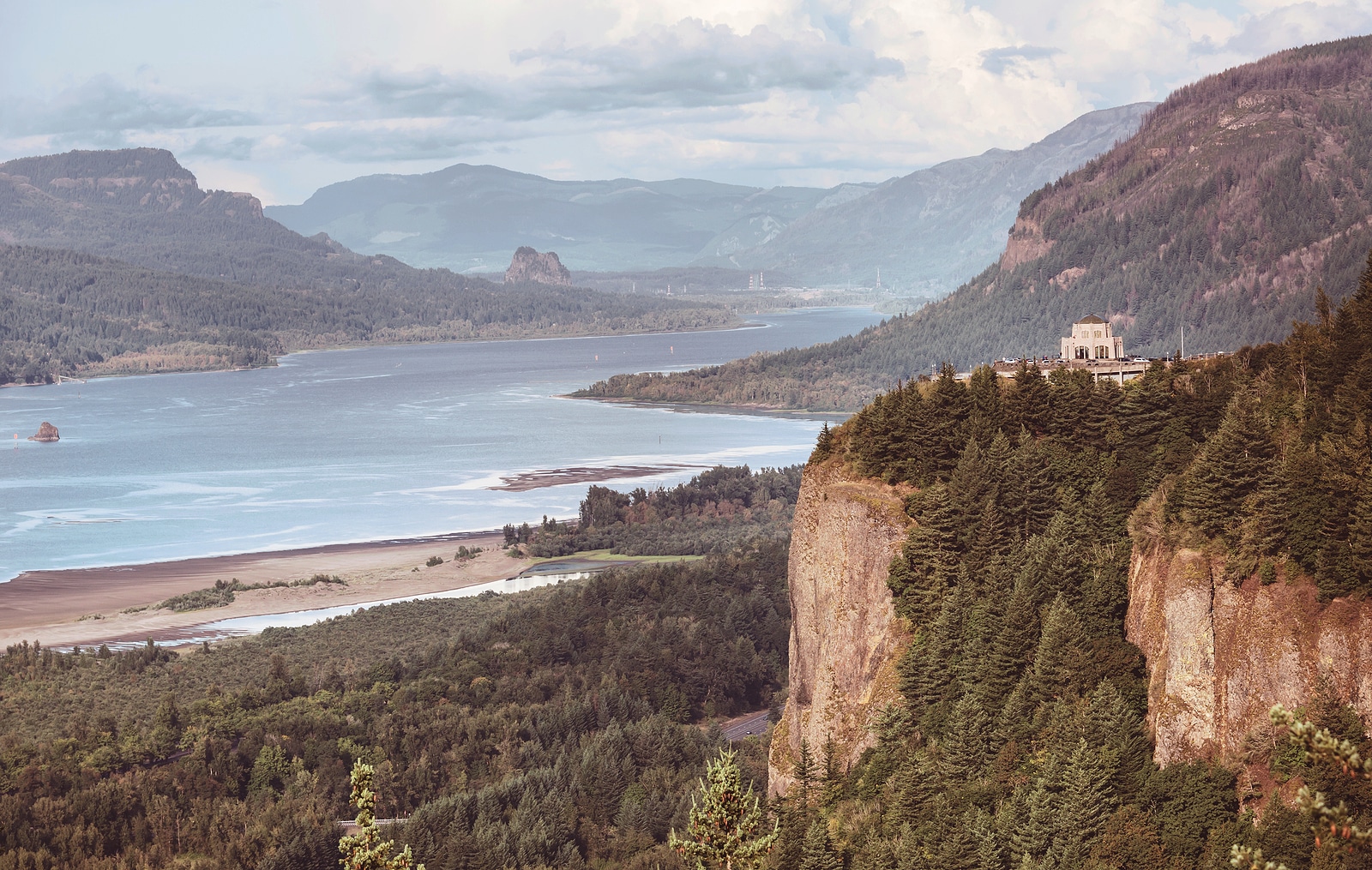 Gorge of Columbia River between Oregon and Washington, USA